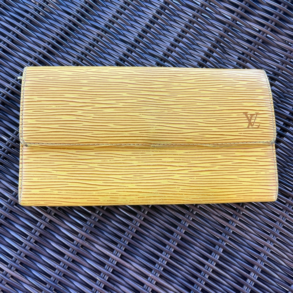 Louis Vuitton epi wallet